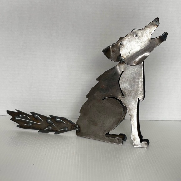 Other - Coyote howling Metal Stand Art Decor Southwest house garden 9.75” Tall